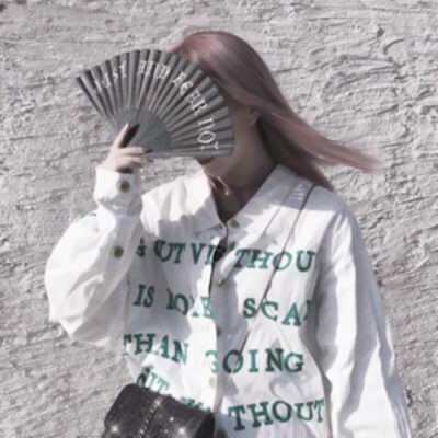 拿着扇子的女生头像-女生头像霸气超拽拿扇子