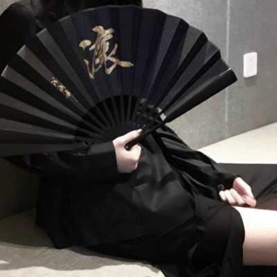 拿着扇子的女生头像-女生头像霸气超拽拿扇子