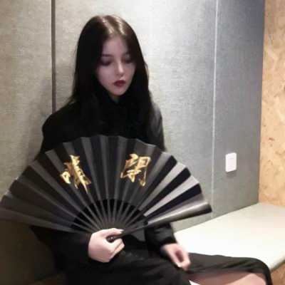拿着扇子的女生头像-女生头像霸气超拽拿扇子