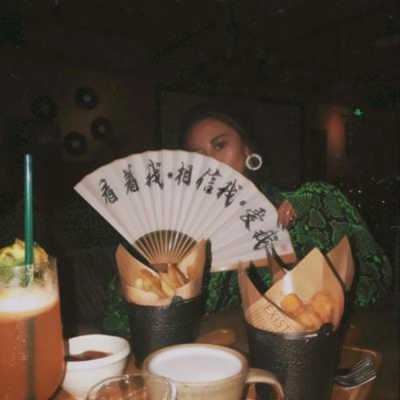 拿着扇子的女生头像-女生头像霸气超拽拿扇子