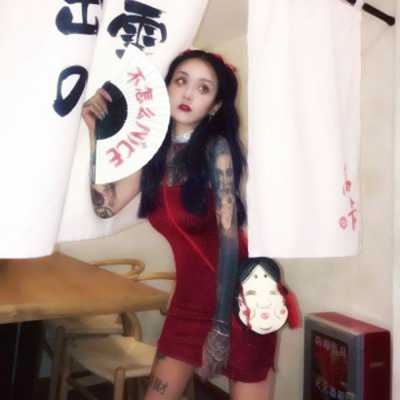 拿着扇子的女生头像-女生头像霸气超拽拿扇子