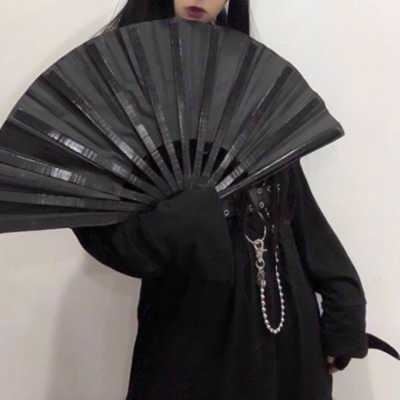 拿着扇子的女生头像-女生头像霸气超拽拿扇子