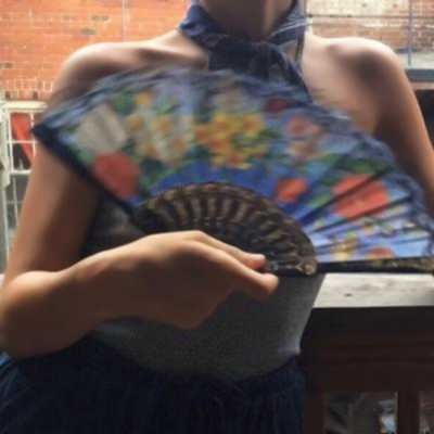 拿着扇子的女生头像-女生头像霸气超拽拿扇子