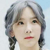 金色头发女生韩系头像（银白色头发女生头像）