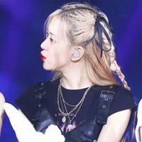 金色头发女生韩系头像（银白色头发女生头像）