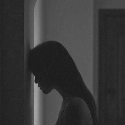 失恋黑色头像女生|伤感黑白头像女生流泪头像