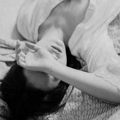 失恋黑色头像女生|伤感黑白头像女生流泪头像