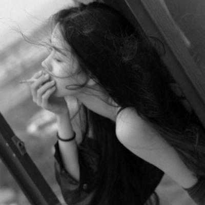 失恋黑色头像女生|伤感黑白头像女生流泪头像