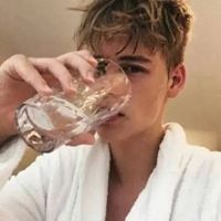 欧美男生喝酒图片-欧美男生头像图片帅气高清