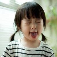 撅嘴小女孩头像超萌高清_欧美可爱小女孩头像图片