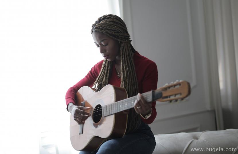 超美弹吉他的女子图片大全