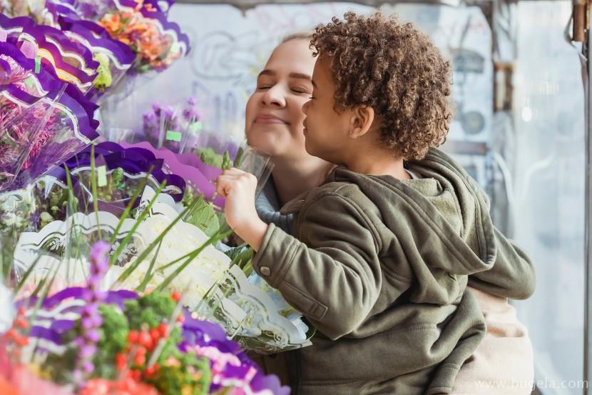好看嗅花的可爱儿童图片大全