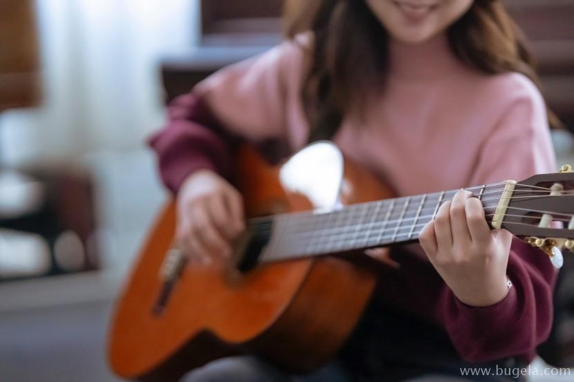 超美弹吉他的女子图片大全