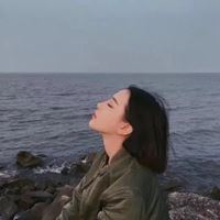 一个女人坐在海边的头像_头像女海边高清图片