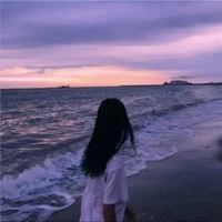 一个女人坐在海边的头像_头像女海边高清图片