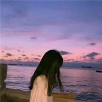 一个女人坐在海边的头像_头像女海边高清图片