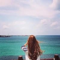 一个女人坐在海边的头像_头像女海边高清图片