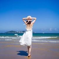 一个女人坐在海边的头像_头像女海边高清图片