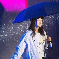 女孩雨中撑伞的唯美图片_雨伞女孩图片