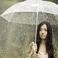 女孩雨中撑伞的唯美图片_雨伞女孩图片