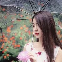 女孩雨中撑伞的唯美图片_雨伞女孩图片