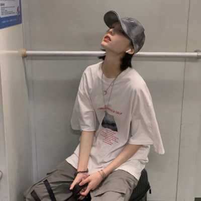 带帽子的女生头像背影+霸气（戴帽子女生图片）