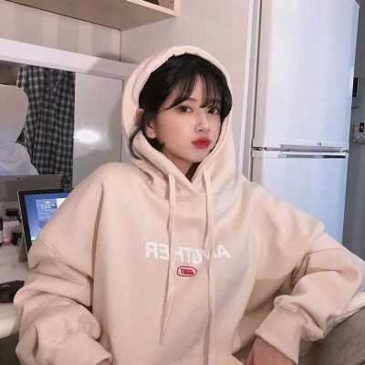 带帽子的女生头像背影+霸气（戴帽子女生图片）