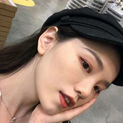 带帽子的女生头像背影+霸气（戴帽子女生图片）