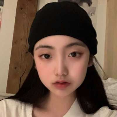 带帽子的女生头像背影+霸气（戴帽子女生图片）