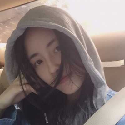 带帽子的女生头像背影+霸气（戴帽子女生图片）