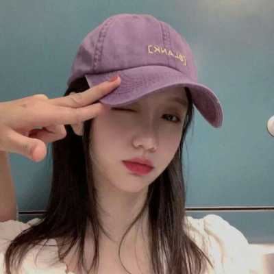 带帽子的女生头像背影+霸气（戴帽子女生图片）