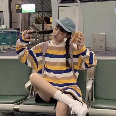 带帽子的女生头像背影+霸气（戴帽子女生图片）