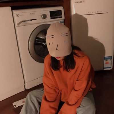 带帽子的女生头像背影+霸气（戴帽子女生图片）