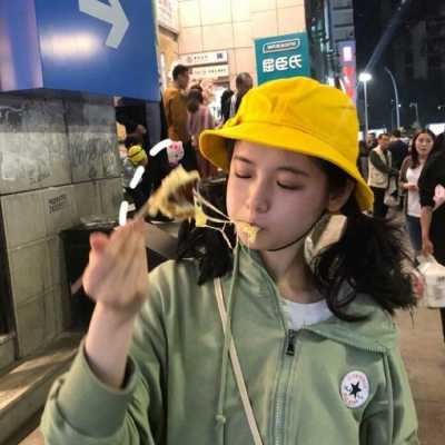 带帽子的女生头像背影+霸气（戴帽子女生图片）
