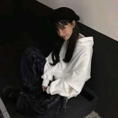 带帽子的女生头像背影+霸气（戴帽子女生图片）
