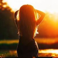 女生落日余晖背景图（落日余晖图片女孩）