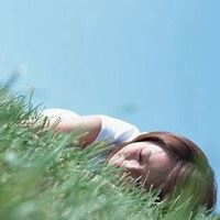 坐在草地上的女生头像 女生躺着的头像