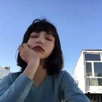蓝色衣服的女生头像-蓝天女生头像