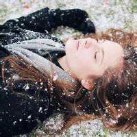 雪花图片唯美飘落头像（雪花落下的图片头像）