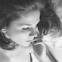 伤感头像女黑白图片 好看的头像图片女生背影伤感黑白