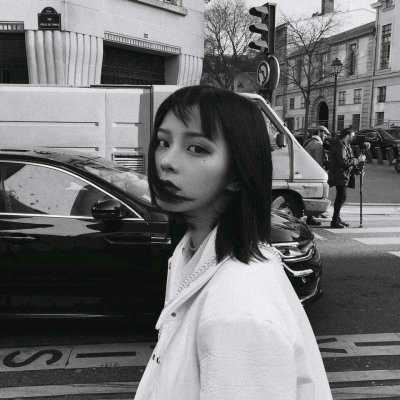 失恋的动漫头像女生伤心黑白（黑白色头像女生伤感）
