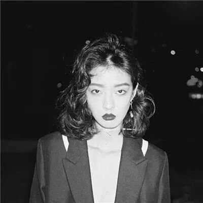 失恋的动漫头像女生伤心黑白（黑白色头像女生伤感）