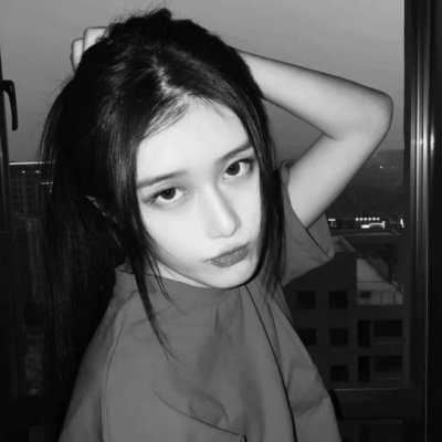 失恋的动漫头像女生伤心黑白（黑白色头像女生伤感）