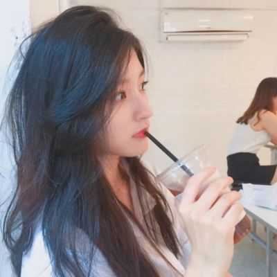 气质的女生头像（气质女生头像高清图片最新）