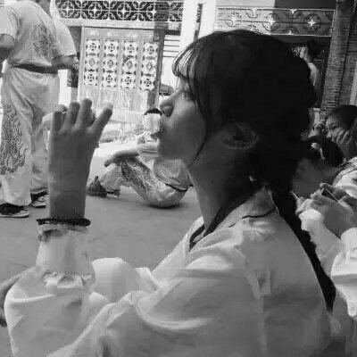失恋的动漫头像女生伤心黑白（黑白色头像女生伤感）