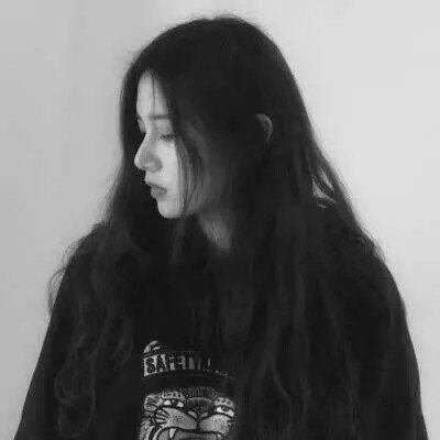 失恋的动漫头像女生伤心黑白（黑白色头像女生伤感）