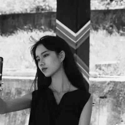 失恋的动漫头像女生伤心黑白（黑白色头像女生伤感）