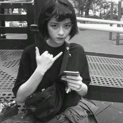 失恋的动漫头像女生伤心黑白（黑白色头像女生伤感）