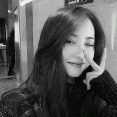 失恋的动漫头像女生伤心黑白（黑白色头像女生伤感）