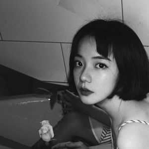 黑白孤傲高冷女生头像 伤感冷漠霸气的女生头像黑白